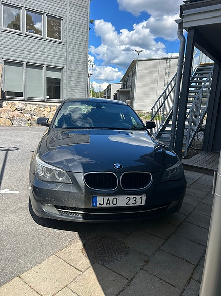 BMW 520i 2 of 5