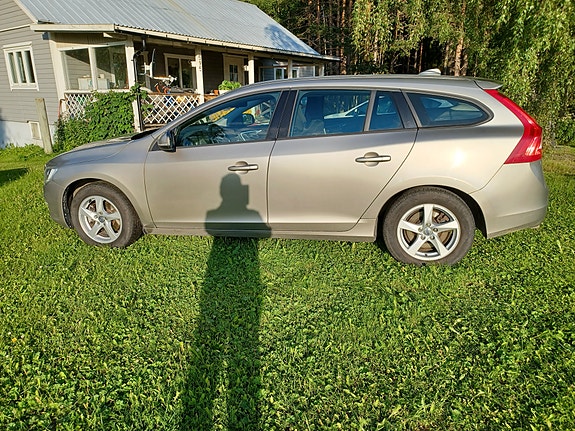 Volvo V60 2 of 5