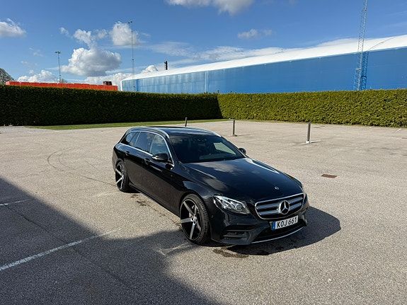 Mercedes-Benz E220 2 of 5