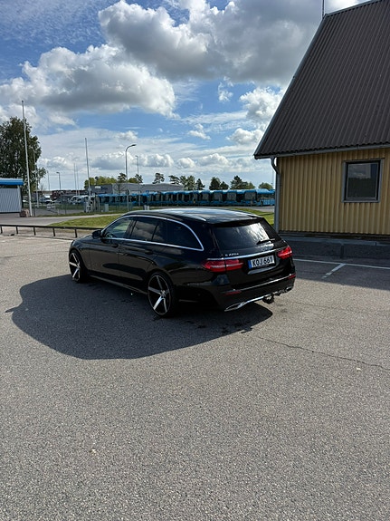 Mercedes-Benz E220 4 of 5