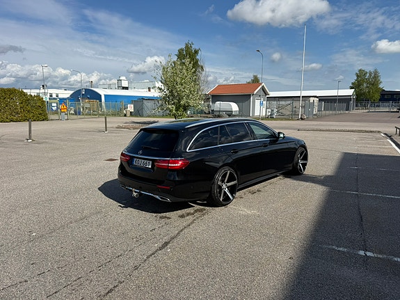Mercedes-Benz E220 3 of 5