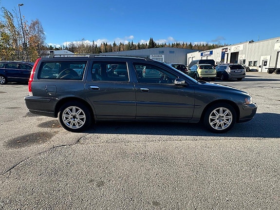 Volvo V70 3 of 5