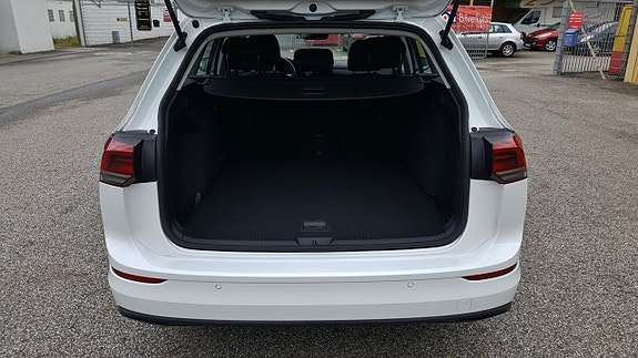 Volkswagen Golf VIII 10 of 30