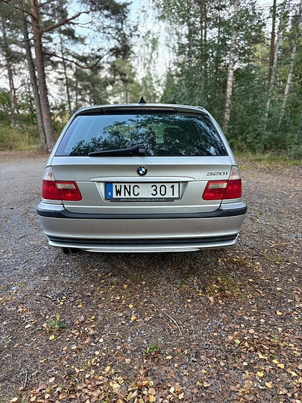 BMW 320i 5 of 7