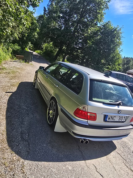 BMW 320i 4 of 5