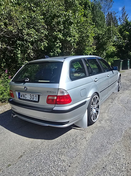 BMW 320i 3 of 5
