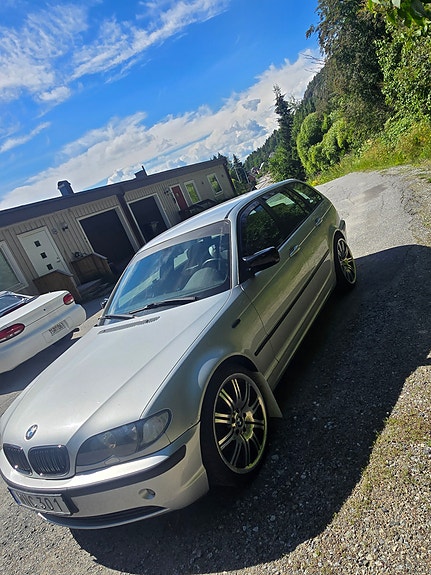 BMW 320i 2 of 5