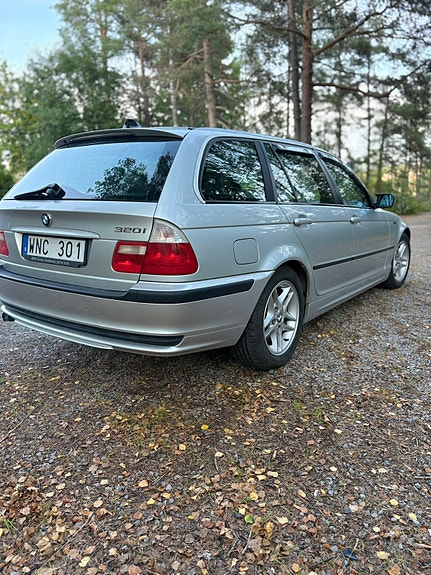 BMW 320i 3 of 7