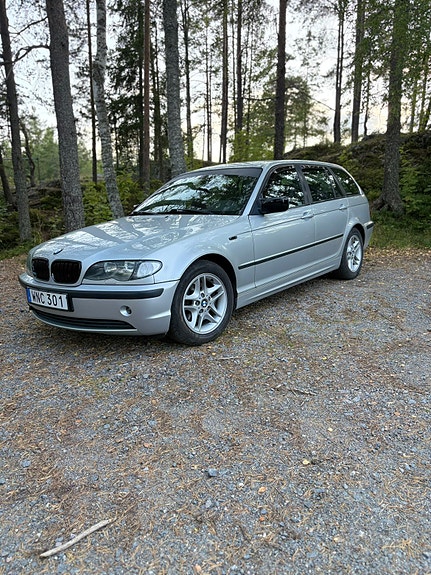BMW 320i 2 of 7