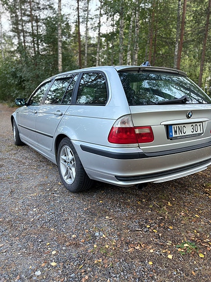 BMW 320i 4 of 7