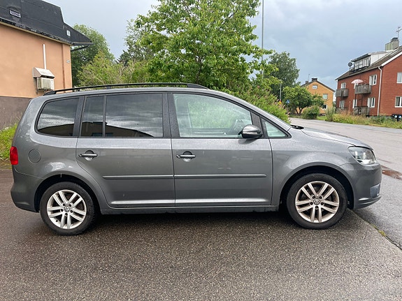 Volkswagen Touran 2 of 5