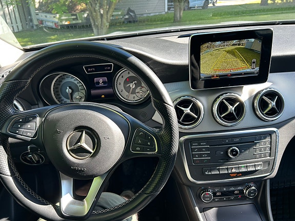 Mercedes-Benz GLA200 5 of 8