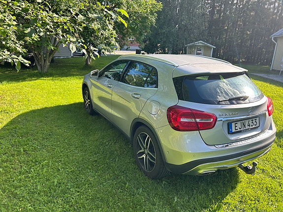 Mercedes-Benz GLA200 4 of 8
