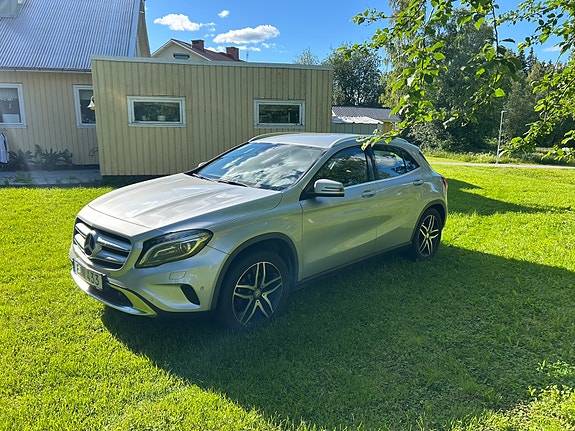 Mercedes-Benz GLA200 2 of 8