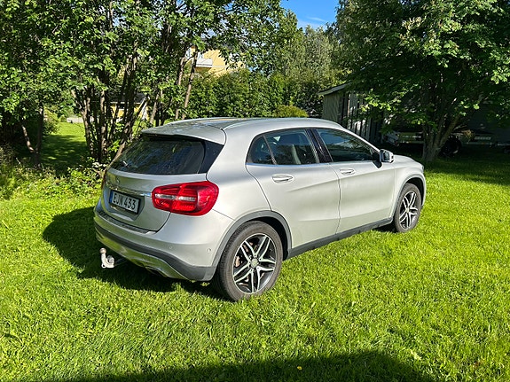 Mercedes-Benz GLA200 3 of 8
