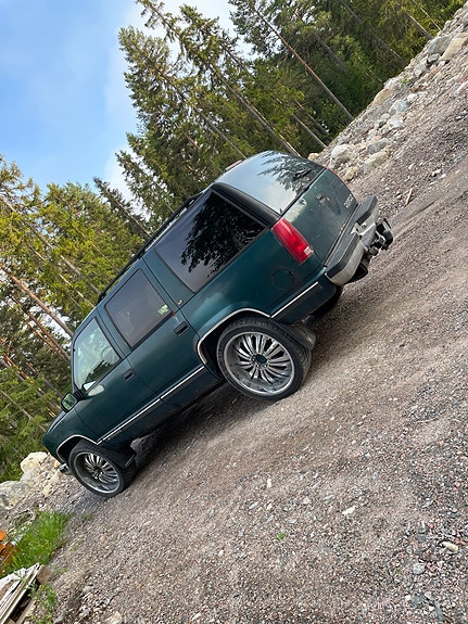 Chevrolet Tahoe 2 of 5