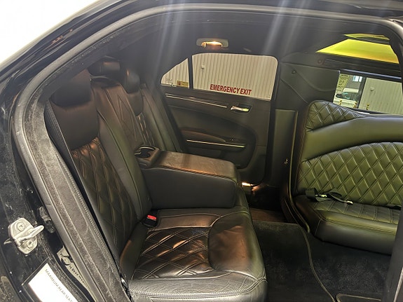 Chrysler 300C 10 of 17