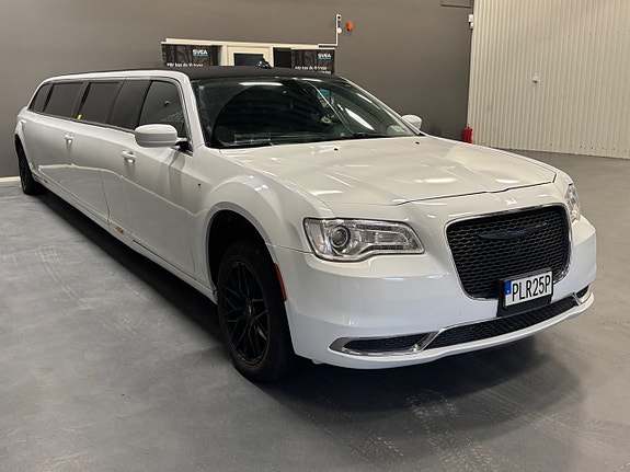 Chrysler 300C 2 of 17