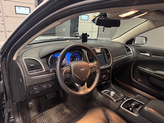 Chrysler 300C 5 of 17
