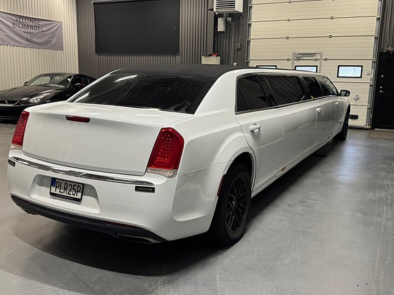 Chrysler 300C 3 of 17