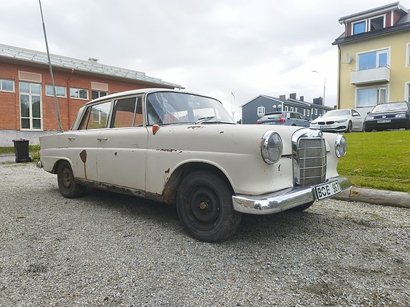 Mercedes-Benz 190 2 of 5
