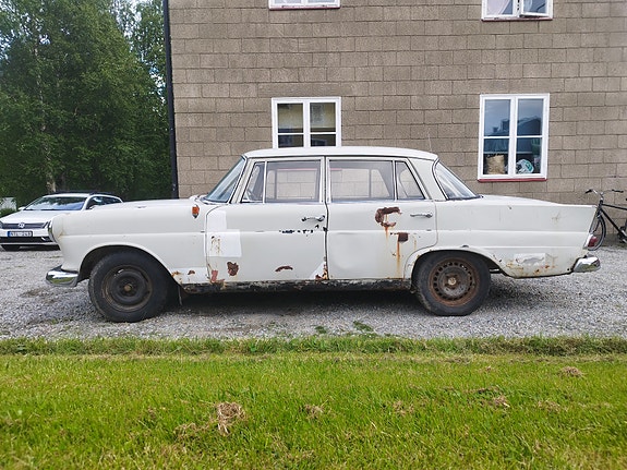 Mercedes-Benz 190 3 of 5
