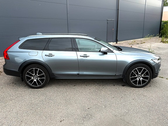 Volvo V90 Cross Country 3 of 5