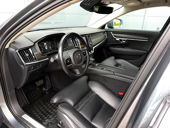 Volvo V90 Cross Country 8 of 16