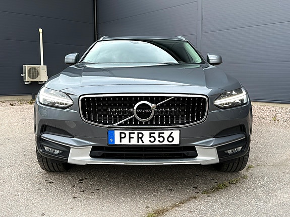 Volvo V90 Cross Country 2 of 5