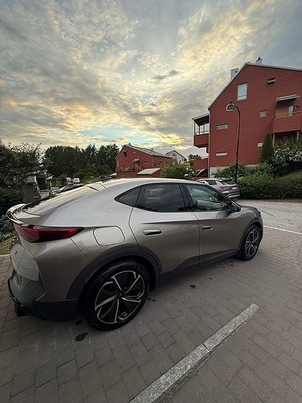 Cupra Tavascan 2 of 3