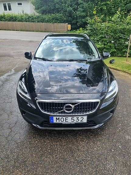 Volvo V40 Cross Country 2 of 6
