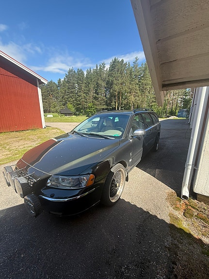 Volvo V70 2 of 5