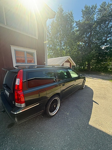 Volvo V70 3 of 5