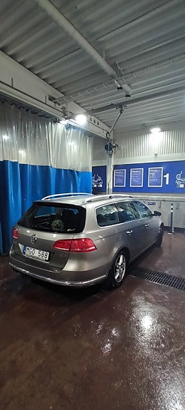 Volkswagen Passat 2 of 3