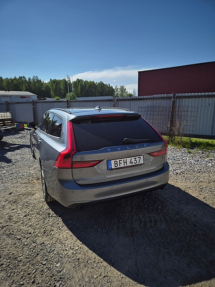 Volvo V90 2 of 5