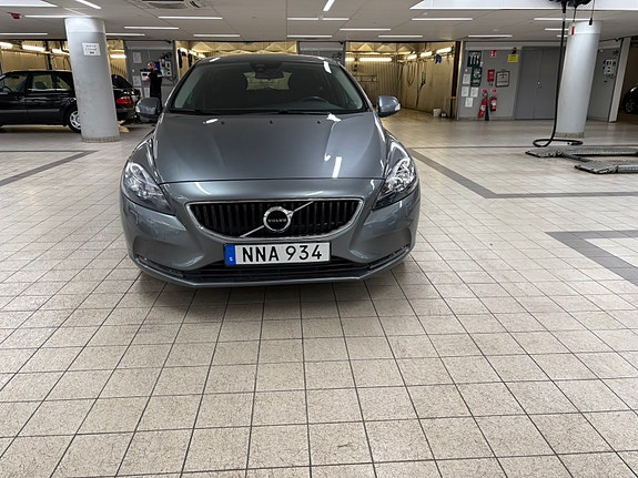 Volvo V40 2 of 12
