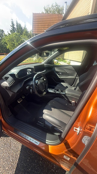 Peugeot e-2008 3 of 5