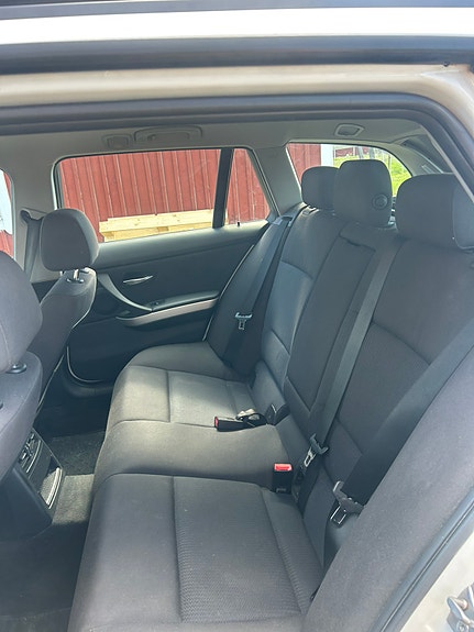 BMW 318i 6 of 8