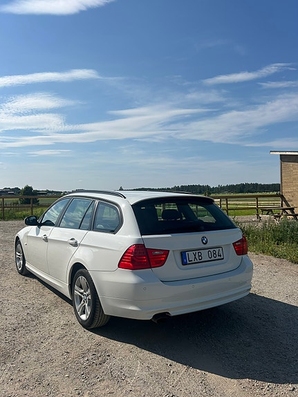 BMW 318i 4 of 5