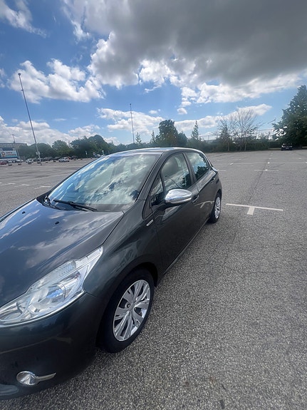 Peugeot 208 3 of 8