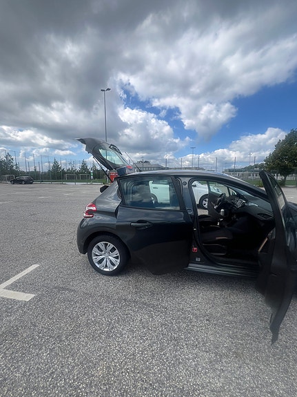 Peugeot 208 5 of 8