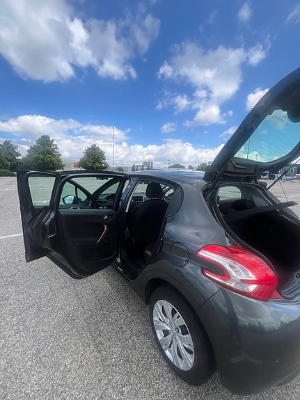 Peugeot 208 2 of 8