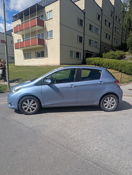 Toyota Yaris 2 of 11