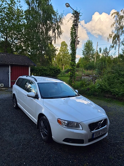 Volvo V70 2 of 30