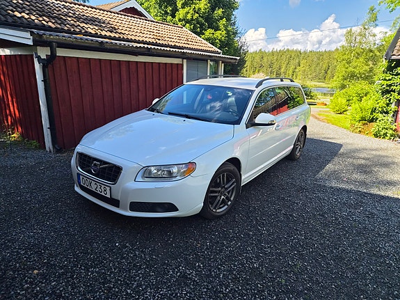 Volvo V70 2 of 30