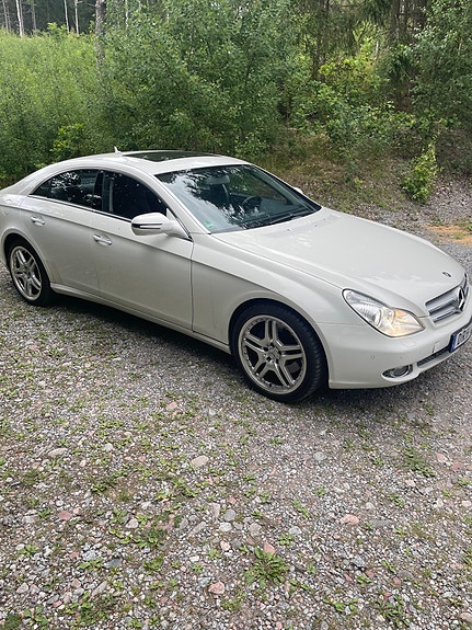 Mercedes-Benz CLS500 4 of 5