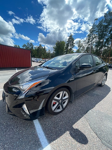 Toyota Prius 2 of 10
