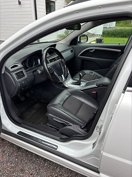 Volvo V70 3 of 5