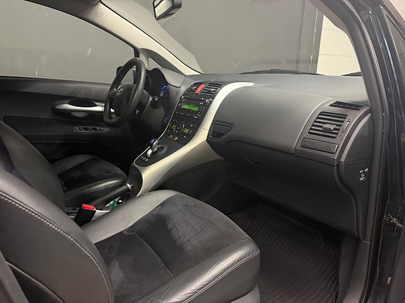 Toyota Auris 2 of 5