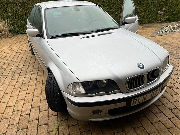 BMW 320i 2 of 4